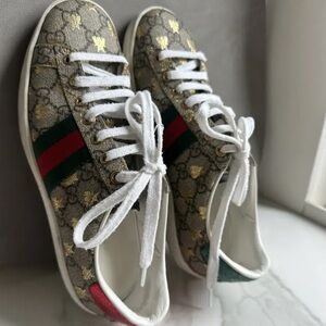 Gucci Mens Beige Sneakers with Red and Green Accents